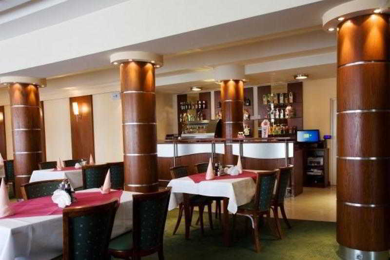 Hotel Pod Debem Tarnow Luaran gambar
