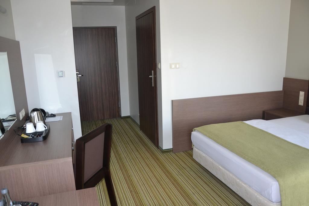 Hotel Pod Debem Tarnow Luaran gambar