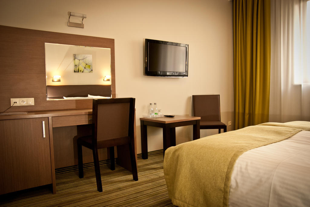 Hotel Pod Debem Tarnow Luaran gambar