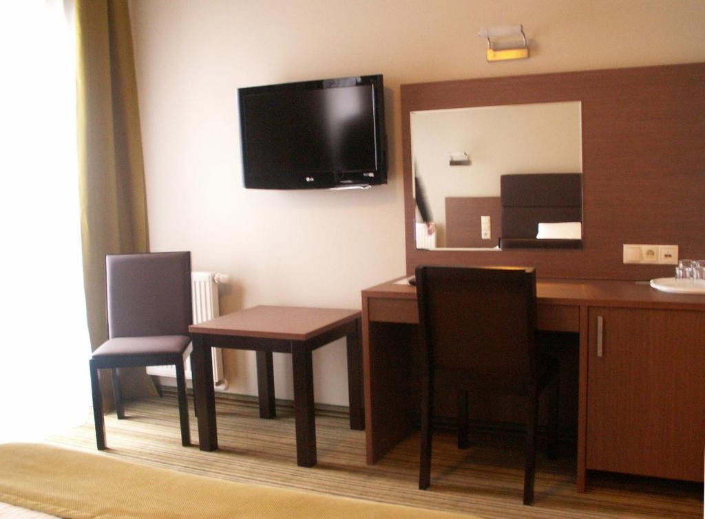 Hotel Pod Debem Tarnow Bilik gambar