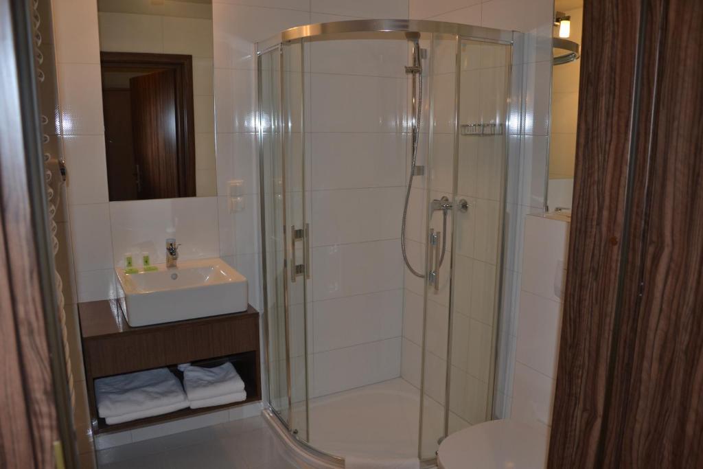 Hotel Pod Debem Tarnow Bilik gambar