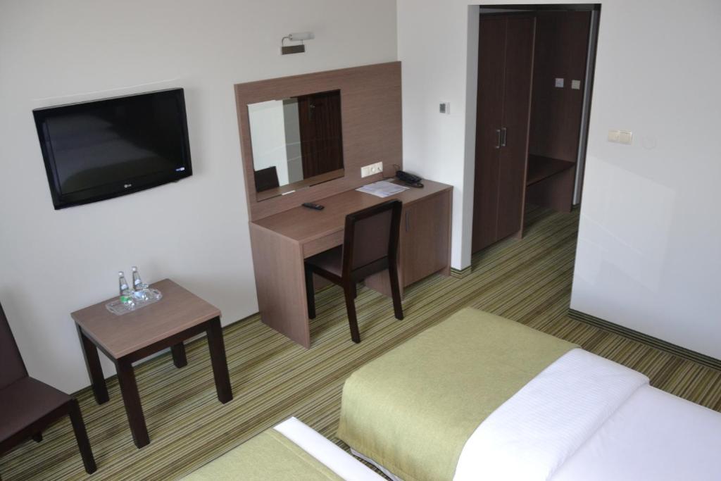 Hotel Pod Debem Tarnow Bilik gambar