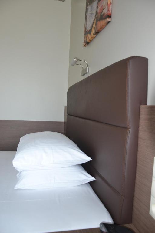 Hotel Pod Debem Tarnow Bilik gambar